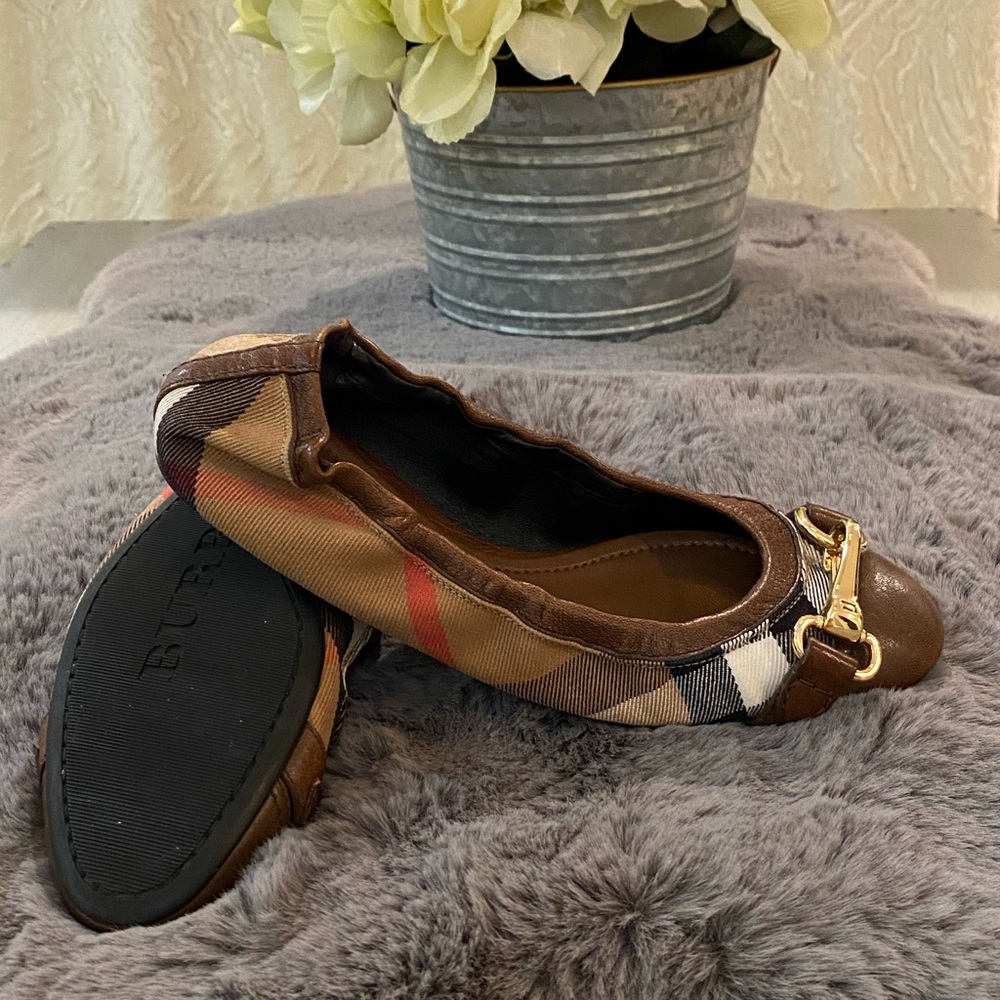 Ballerina flats by Burberry. - Picture 9 of 15